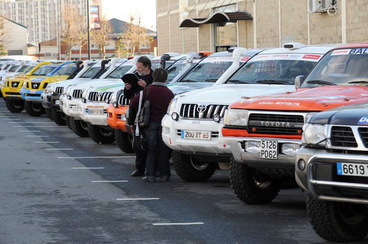 Los autos del Dakar 2008 en Le Havre, Francia.