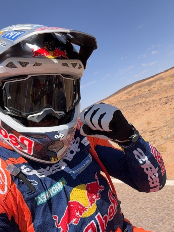 El festejo de Luciano Benavides tras ganar la tercera etapa del Rally de Marruecos.
(@l.benavides77 en IG).