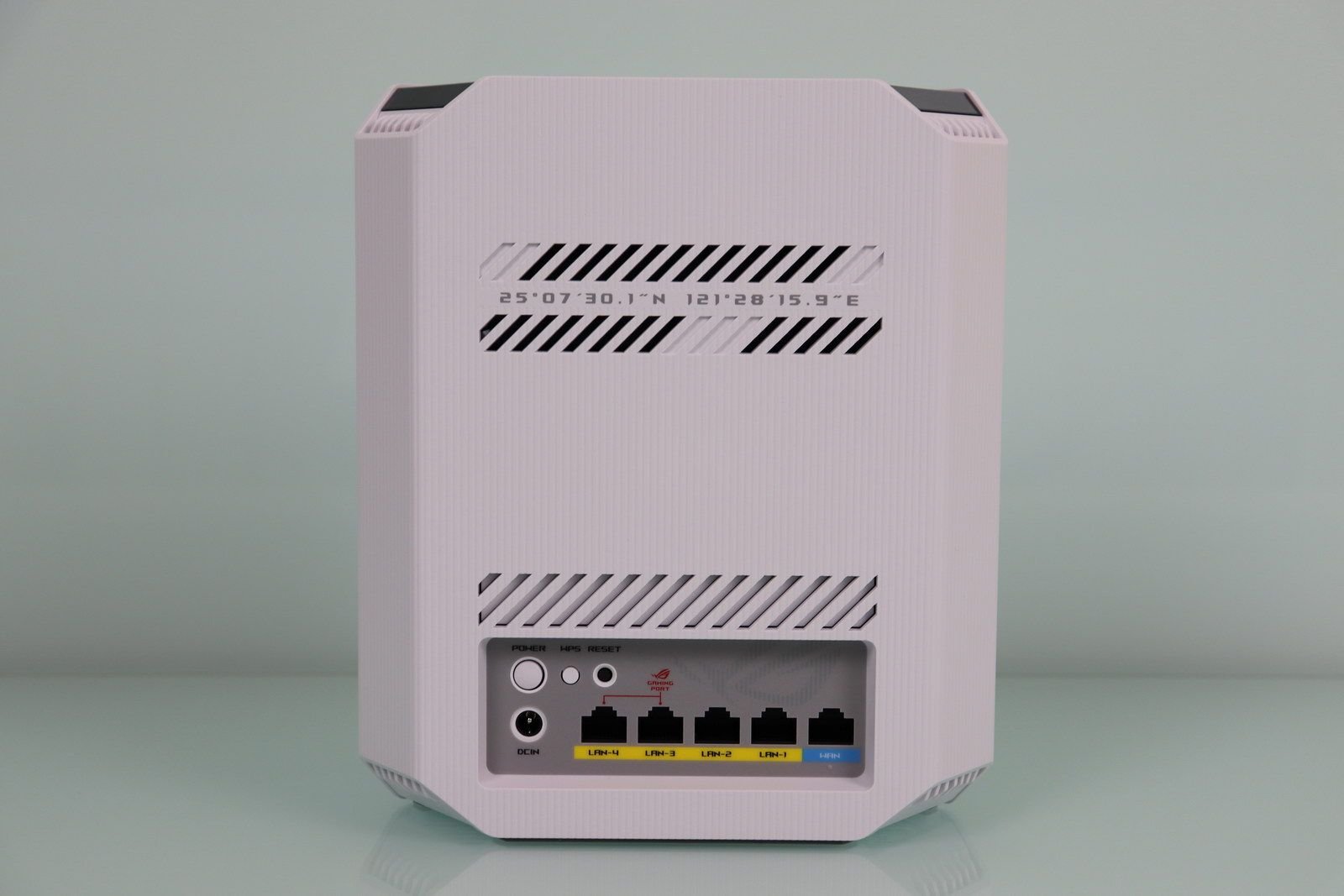 Panel trasero del router ASUS ROG Strix GS-BE7200 en color blanco mostrando cuatro puertos LAN, un puerto WAN, botones de encendido, WPS y reset.