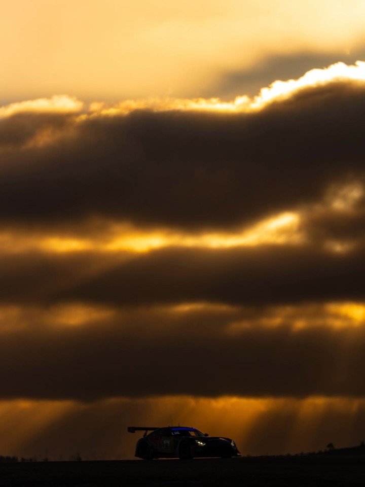 Max Verstappen a fondo durante el atardecer en Portimao.
(@verstappencom en IG).