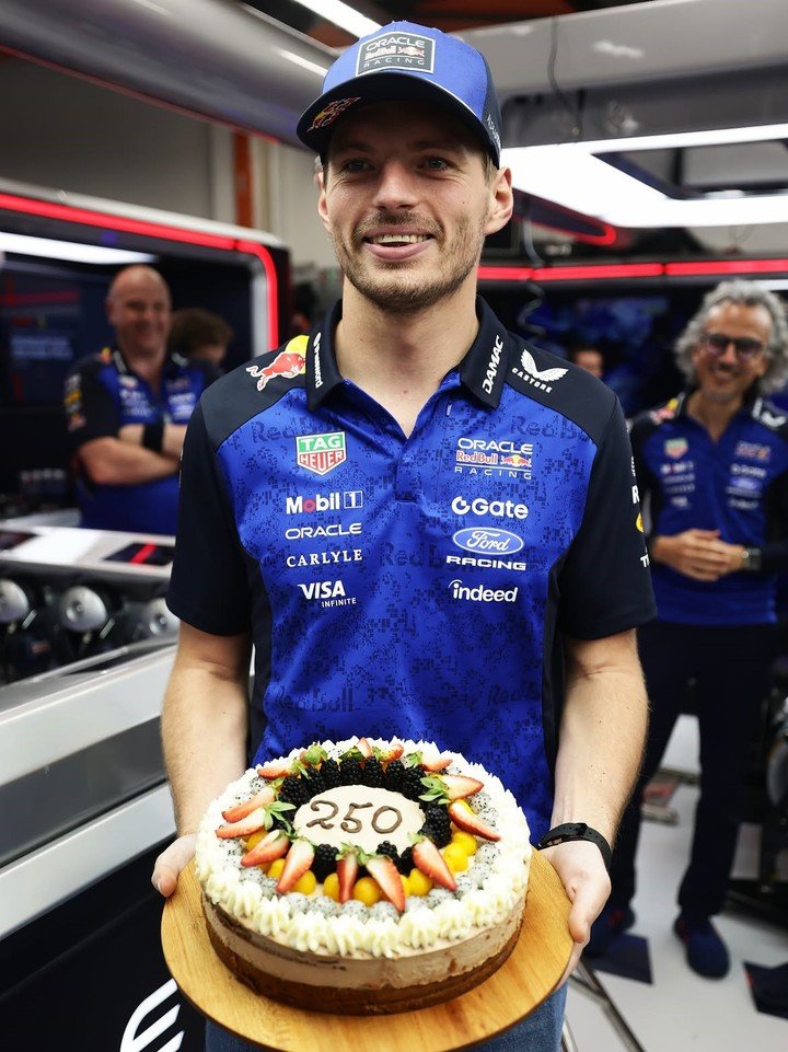 Verstappen y la torta por sus 250 Grandes Premios en la F1. (@redbullracing)