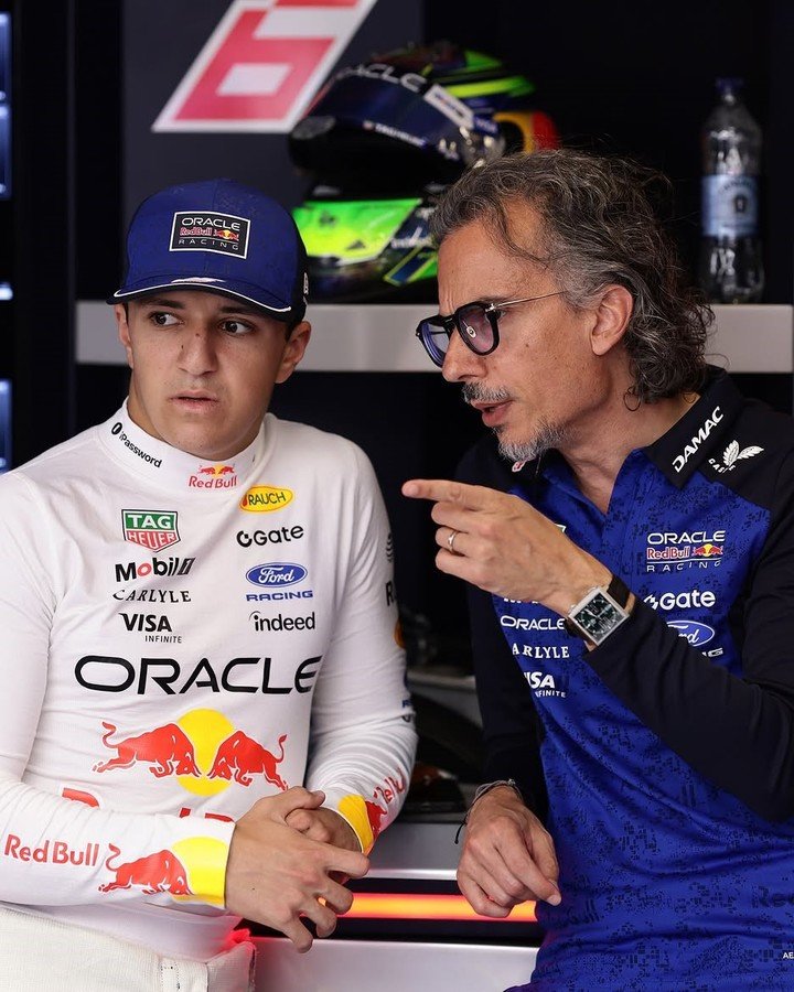 Isack Hadjar conversa con Laurent Mekies durante un GP de Fórmula 1.
(@f1 en IG).