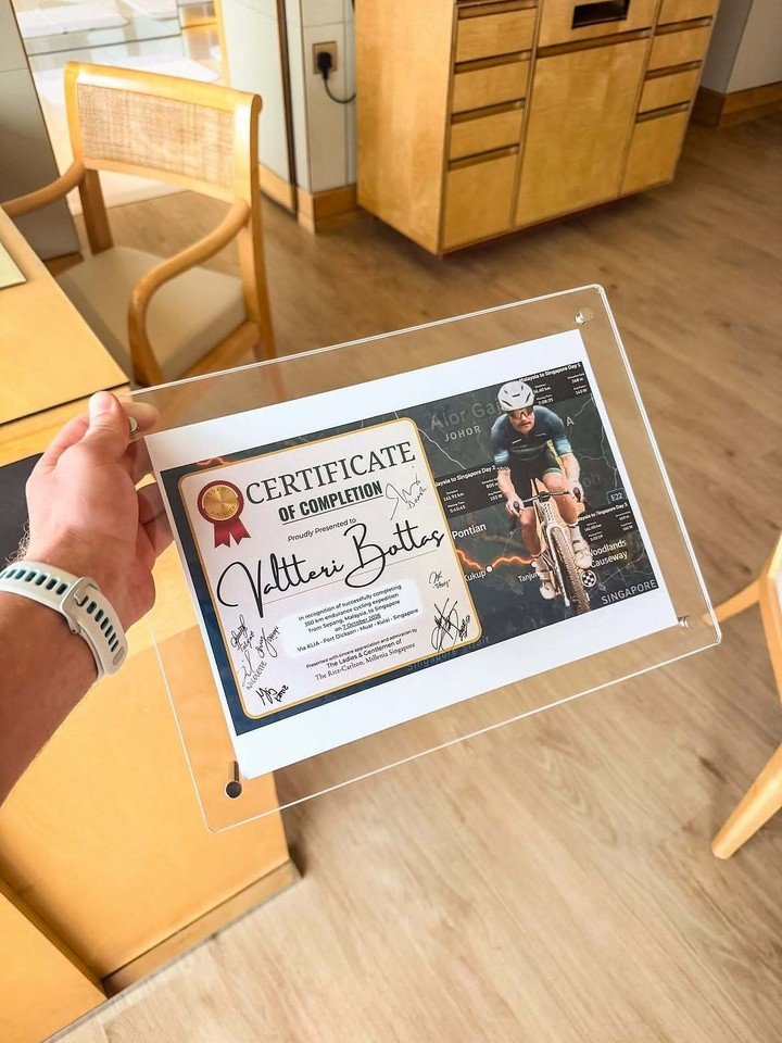 El reconocimiento que recibió Valtteri Bottas tras cumplir su reto en bici.
(@valtteribottas en IG).
