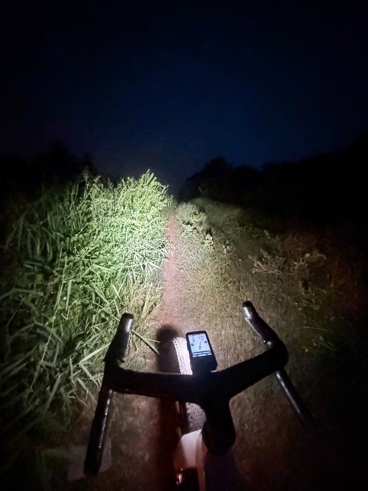 Valtteri Bottas, durante su particular travesía en bici rumbo a Singapur.
(@valtteribottas en IG).