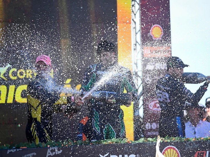 Chapur, Faín y Santero festejan en el podio de San Nicolás.
(Prensa ACTC).