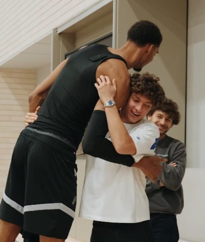 Video: el jugador más alto de la NBA conoció a uno de los pilotos más bajos de la F1