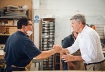 Passerini anunció la entrega de más de 2600 sillas y pupitres bipersonales para jardines y escuelas municipales