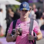 Con gorra de Boca: así llegó Colapinto al paddock en Australia