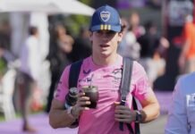 Con gorra de Boca: así llegó Colapinto al paddock en Australia